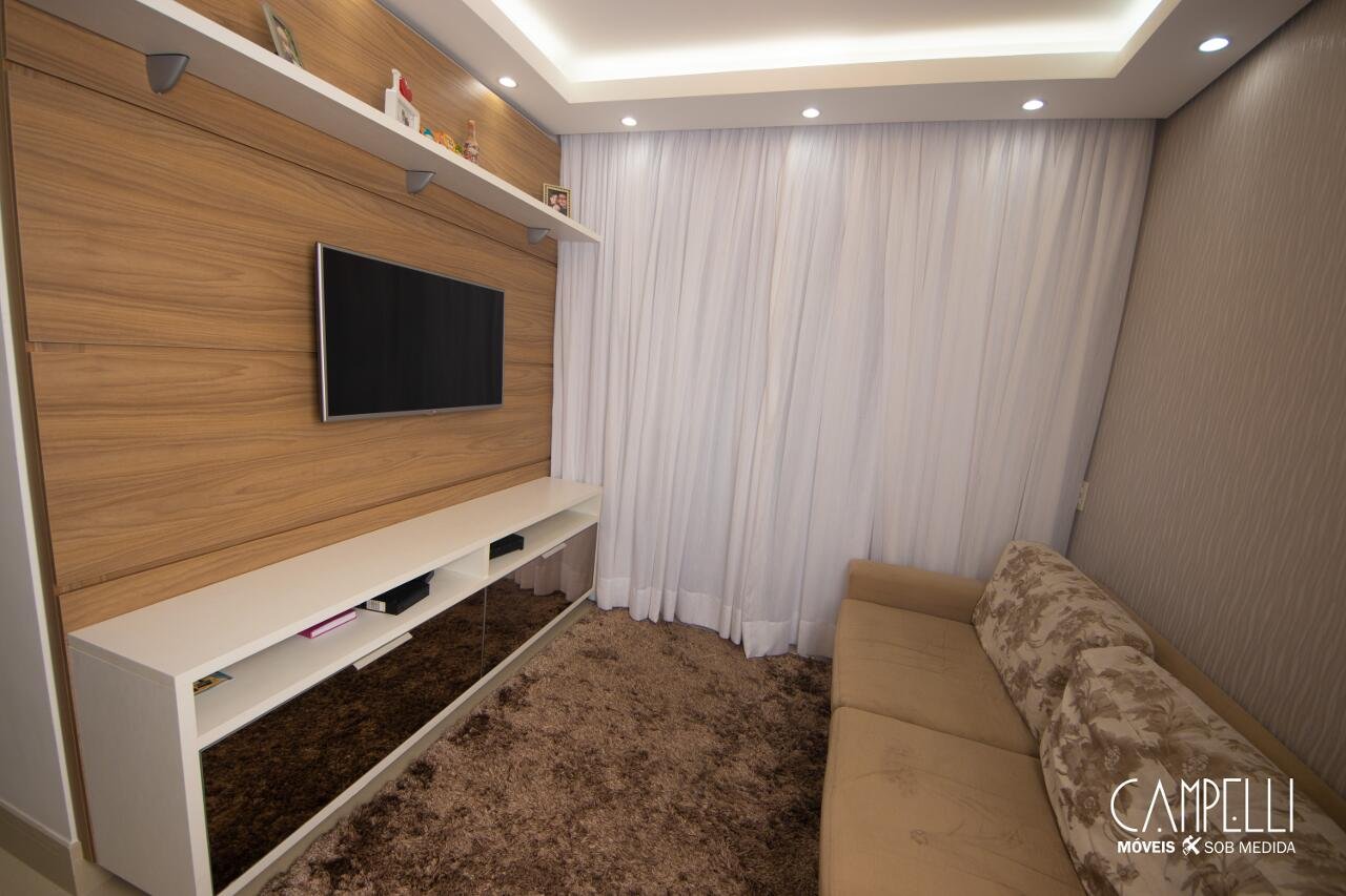Sala com painel de madeira em Santo André